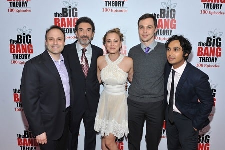 A picture of Chuck Lorre with some of the casts of The Big Bang Theory.